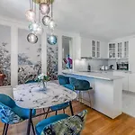 Soft Glam 1-bedroom Appt - & Mountain View * モントルー